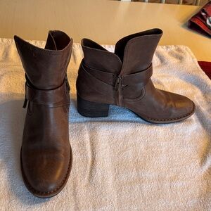 Ugg boots-brown. Have been worn a couple times that is it.